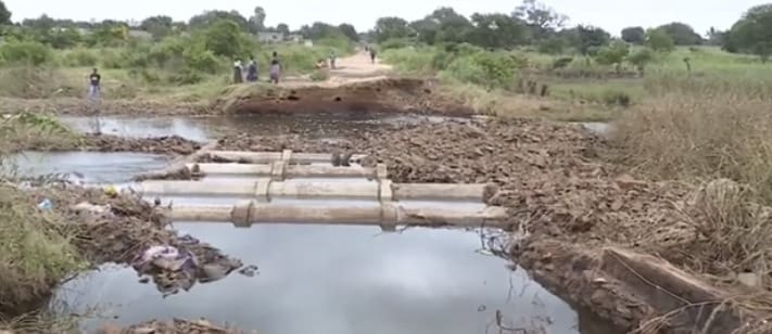 MORADORES DE GUNBANA, TENGA E SIDUAVA IMPROVISAM TRAVESSIA SOB O RIO MATOLA COM TRONCOS APÓS INUNDAÇÕES MORADORES DE GUNBANA, TENGA E SIDUAVA IMPROVISAM TRAVESSIA SOB O RIO MATOLA COM TRONCOS APÓS INUNDAÇÕES