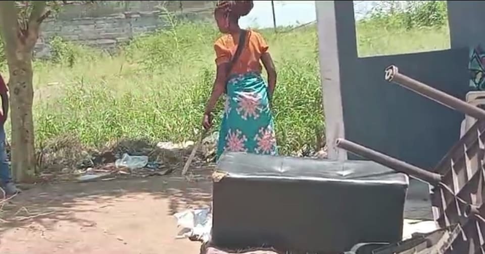 MULHER MUNIDA DE CATANA DESTRÓI ESTABELECIMENTO DO MARIDO E AFUGENTA CLIENTES NO BAIRRO PICOCO EM BOANE