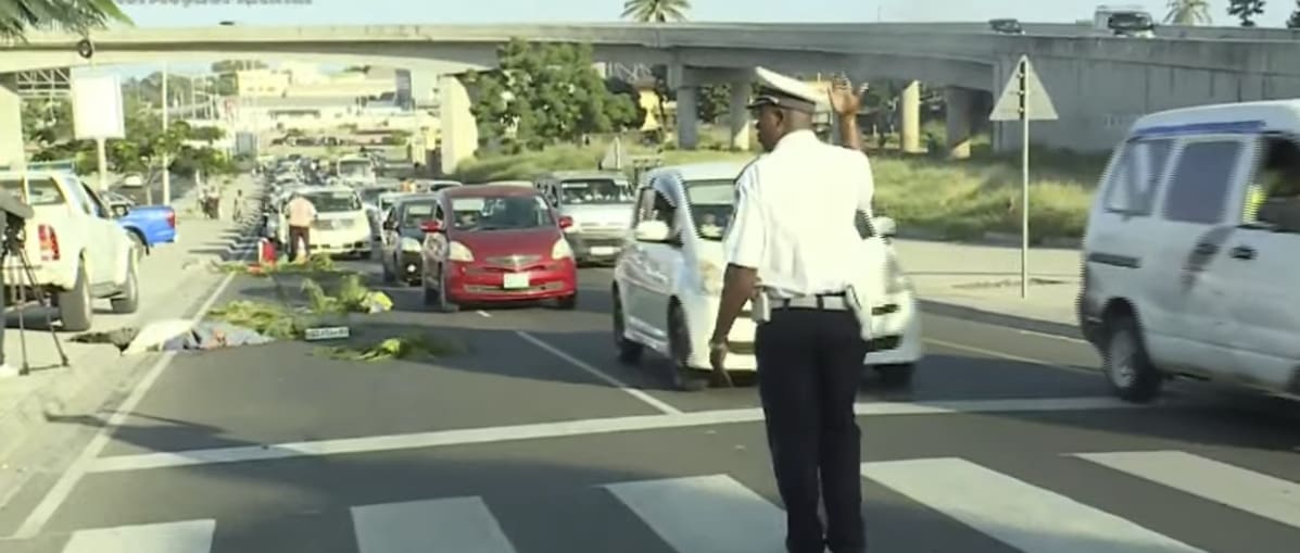 ATROPELAMENTO MORTAL COM FUGA MARCA INÍCIO DE SEMANA SANGRENTA EM MAPUTO ATROPELAMENTO MORTAL COM FUGA MARCA INÍCIO DE SEMANA SANGRENTA EM MAPUTO