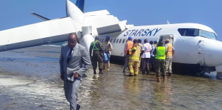 Avião com 55 a bordo tem pane, perde controle em pouso e para na praia