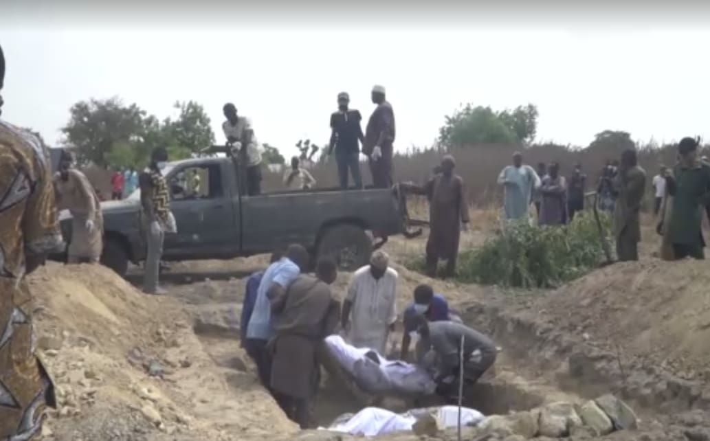 MASSACRE NO ESTADO DE KWARA: NIGÉRIA ENTERRA 170 VÍTIMAS APÓS ATAQUE DE MILÍCIAS ARMADAS MASSACRE NO ESTADO DE KWARA: NIGÉRIA ENTERRA 170 VÍTIMAS APÓS ATAQUE DE MILÍCIAS ARMADAS