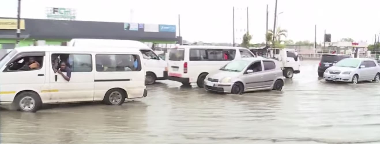 ACUMULAÇÃO DE ÁGUA NA EN1 AGRAVA CONGESTIONAMENTO NO BAIRRO DO ZIMPETO