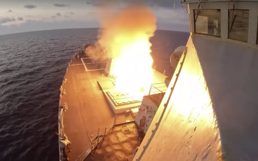 IRÃO PROMETE VINGANÇA APÓS EUA AFUNDAREM FRAGATA COM TORPEDO NO ÍNDICO IRÃO PROMETE VINGANÇA APÓS EUA AFUNDAREM FRAGATA COM TORPEDO NO ÍNDICO