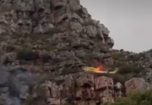 PILOTO SOBREVIVE A QUEDA DE HELICÓPTERO DE COMBATE A INCÊNDIOS NA CIDADE DO CABO, ÁFRICA DO SUL
