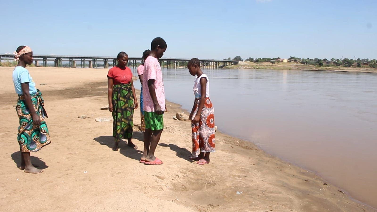 FAMÍLIA EM DESESPERO APÓS MENOR DE 12 ANOS SER ARRASTADA POR CROCODILO NO RIO RÉVUBUÈ, EM MOATIZE FAMÍLIA EM DESESPERO APÓS MENOR DE 12 ANOS SER ARRASTADA POR CROCODILO NO RIO RÉVUBUÈ, EM MOATIZE