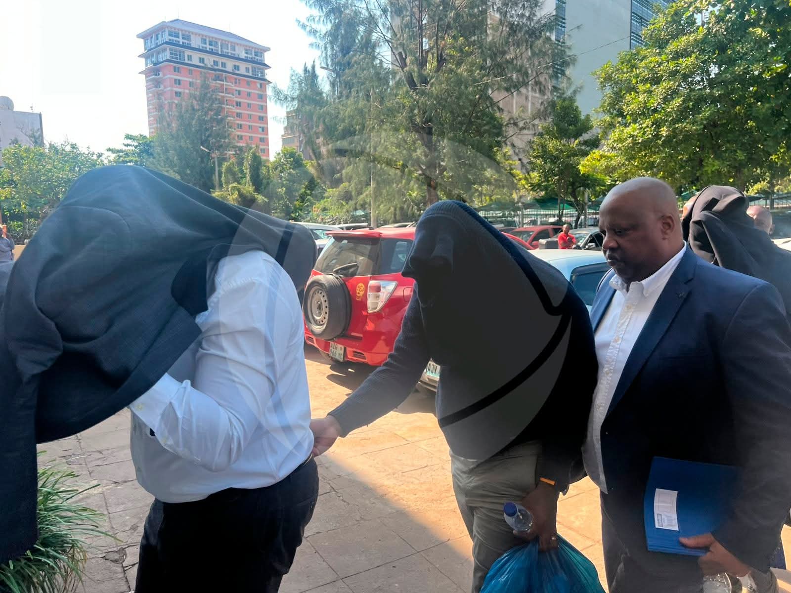 URGENTE: ACOMPANHE O MOMENTO EM QUE O DIRECTOR-GERAL DO INSS E OUTROS ARGUIDOS CHEGAM AO TRIBUNAL JUDICIAL DA CIDADE DE MAPUTO URGENTE: ACOMPANHE O MOMENTO EM QUE O DIRECTOR-GERAL DO INSS E OUTROS ARGUIDOS CHEGAM AO TRIBUNAL JUDICIAL DA CIDADE DE MAPUTO