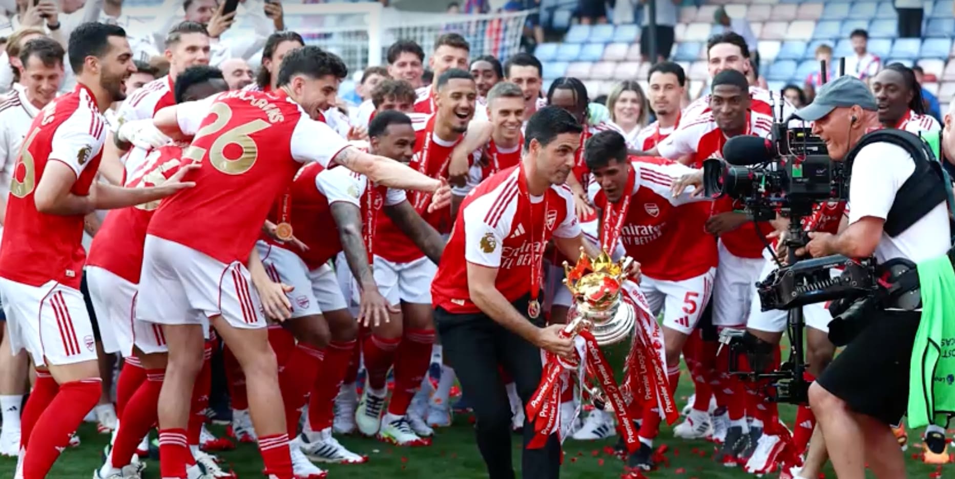Arsenal quebra jejum de 22 anos e sagra-se campeão da Premier League Arsenal quebra jejum de 22 anos e sagra-se campeão da Premier League