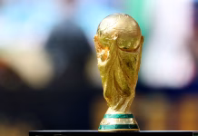 Quem pode encostar na taça da Copa do Mundo? Entenda a regra da Fifa